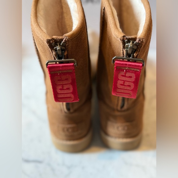 New Uggs, never worn in size 7. - Picture 2 of 9